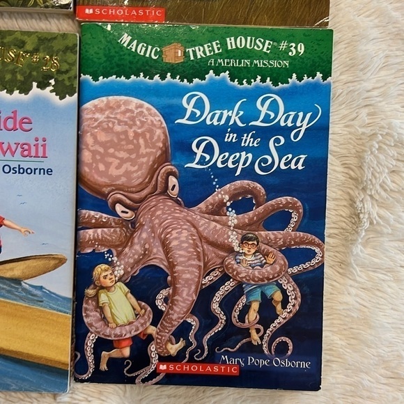 Magic Treehouse Books, by Mary Pope Osborne, includes 4 books - Picture 3 of 8